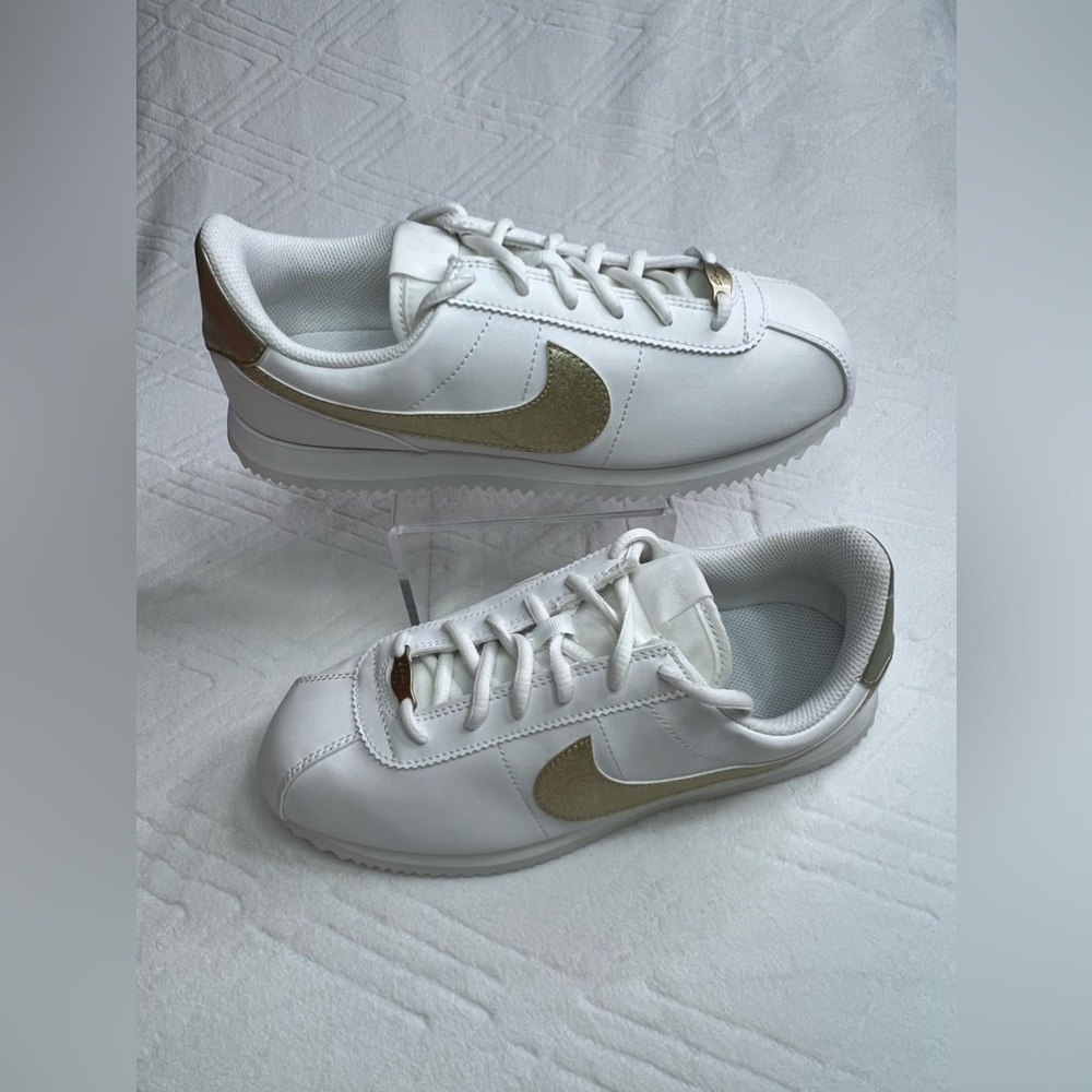 28: Nike Cortez Basic SL (GS) Size: 6.5Y